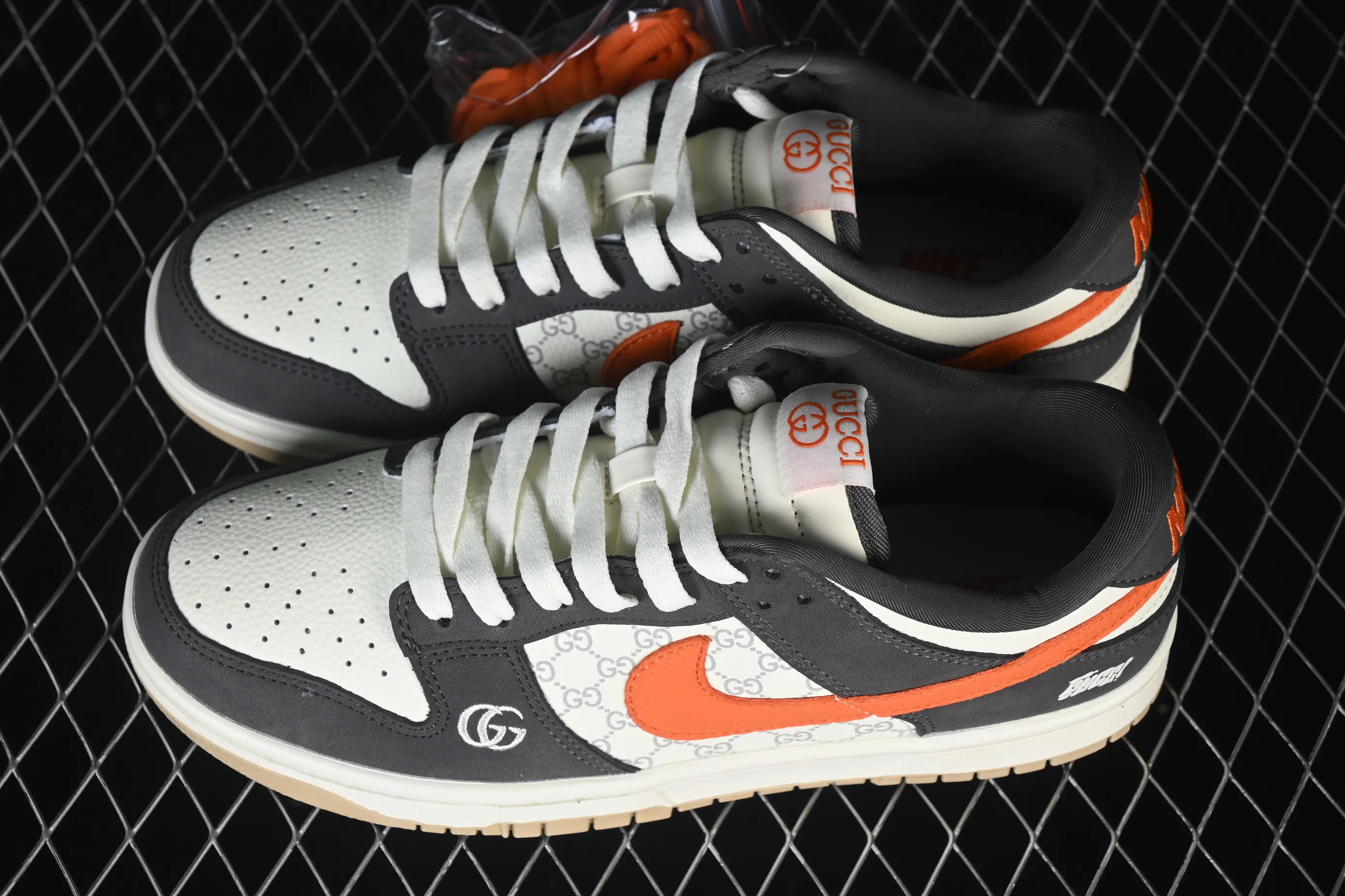All categories Nk SB Dunk Series Nk SB Dunk Low High-end customized low-top sneakers Nike SB Dunk Low Gucci co-branded white gray orange High-end customized low-top casual sneakers YF9511-923